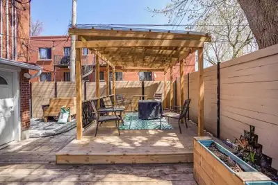 Bonjour! Nous sommes 2 adultes et un enfant de 3 ans. Nous recherchons un.e troisième colocataire po...