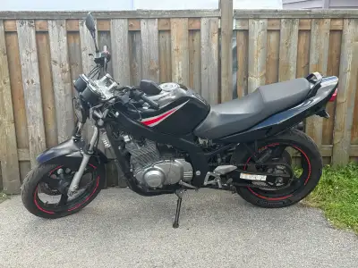 2005 Suzuki GS500F - 27,533 km. (Fairings were removed by previous owner) This is an excellent 1st o...