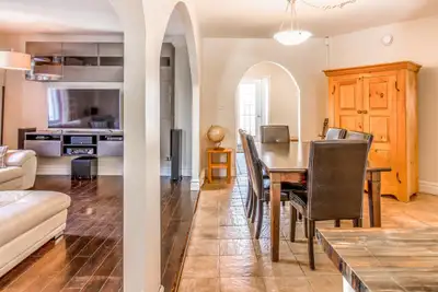 Découvrez ce charmant logement clé en main (au rez-de-chaussée d’un triplex), bien entretenu et très...