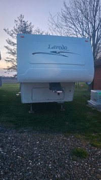 2004 Keystone Laredo 27RL Fifth Wheel Trailer - Good Condition