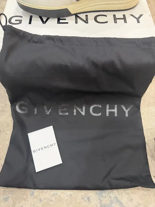 Givenchy 4G Sneaker Mens size 9US 42 EU in Men's Shoes in City of Toronto - Image 9