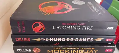 Auteur : Suzanne Collins État : bon, propre, aucune odeur, ouvrages légèrement défraîchis 5 $ chacun...