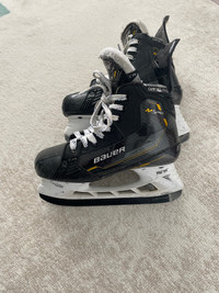 Bauer Supreme M5 Pro skates size 4 fit 3