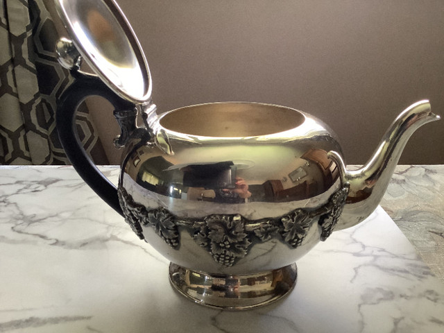 Vintage Silver Plated Wm Rogers Teapot in Arts & Collectibles in Sarnia - Image 2
