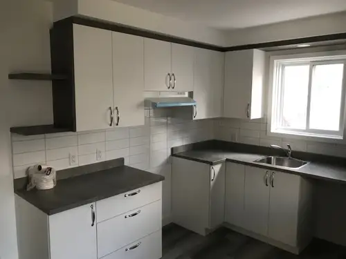 Dans le quartier St-Odile, près de plusieurs commodités, logement rénové avec balcon au 2e étage, im...