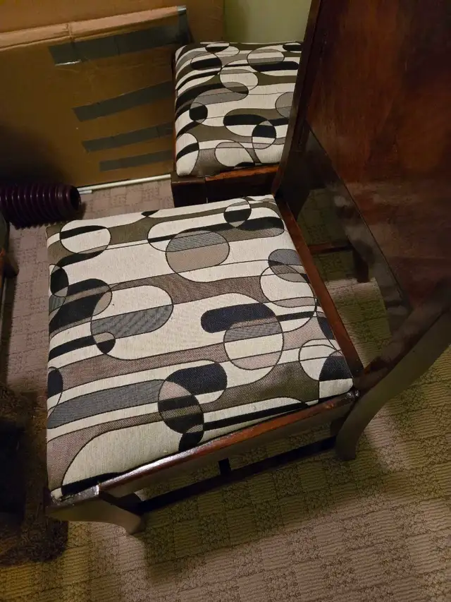 Unique Dining Table Four Chairs  in Dining Tables & Sets in Bedford - Image 7