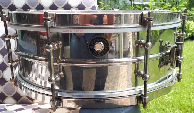 1930's Vintage Ludwig Pioneer Snare Drum. 8 Lug Brass Shell. in Drums & Percussion in Oakville / Halton Region - Image 2