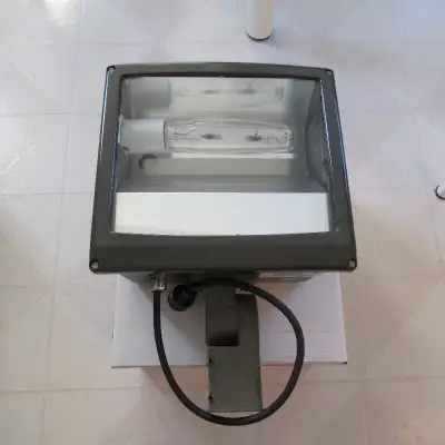 250 watt high pressure sodium outdoor light fixture. Good working order. Slipfitter mounts on metal...