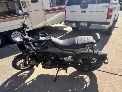 Well maintained 2023 Husqvarna Svartpilen 401. Powered by a 373cc single-cylinder engine with a 6-sp...