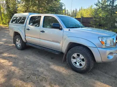 2011 Tacoma 6 speed standard transmission 423000 Kms Runs and drives perfect Open to reasonable cash...