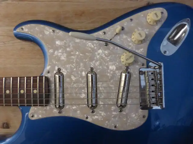 Fender FSR Lipstick Tube Pickup Stratocaster Guitar in Guitars in Ottawa - Image 10
