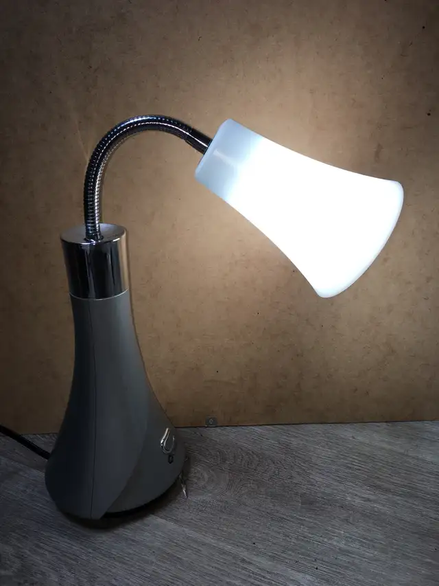 Desk lamp in Indoor Lighting & Fans in City of Montréal - Image 9