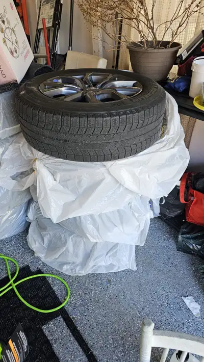 4 Winter Tires on RIMs used for 2016 Land Rover Discovery HSE Luxury. Tires size: 235/60/R18 Micheli...