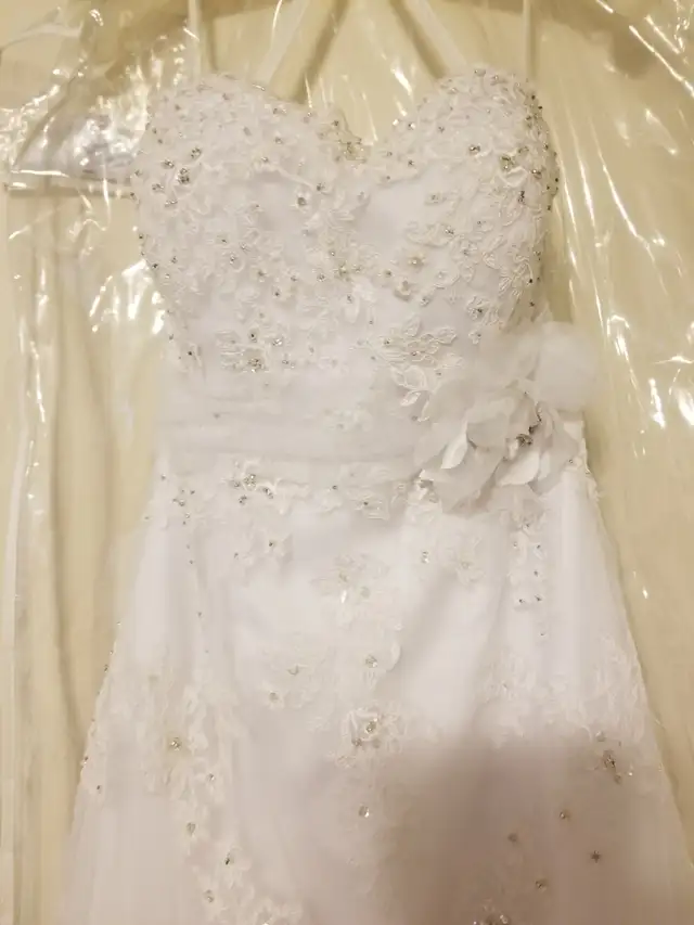 Beautiful Wedding Dress in Wedding in Lethbridge - Image 2