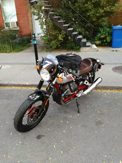 Guzzi café racer exclusive (numérotée); condition neuve; vendue avec cadenas et housse; + 2 types de...