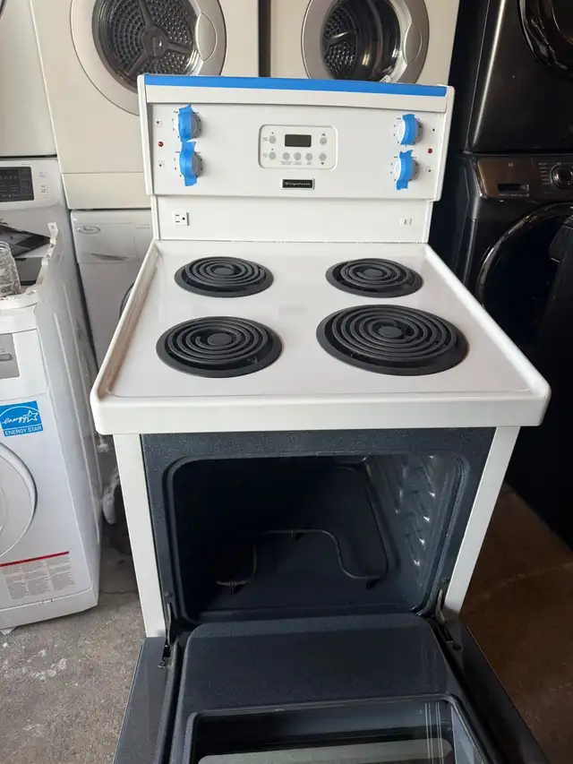 24” FRIGIDAIRE ELECTRIC SLIDE IN COIL TOP STOVE APARTMENT SIZE in Stoves, Ovens & Ranges in City of Toronto - Image 4