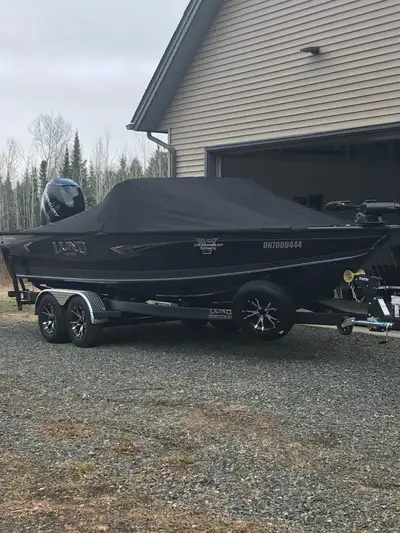 15hp pro kicker with controls at helm,2 Lowrance HDS12 bow has Active Target 2,Snap in Mat,large rea...