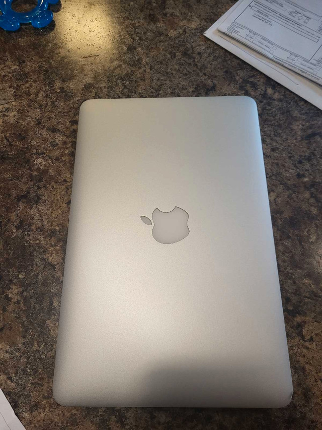 11" MacBook air 2015 in Laptops in Annapolis Valley