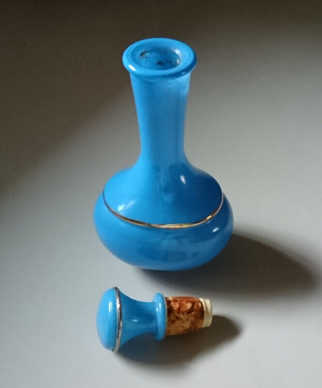 Vintage Blue Avon Royal Vase Cologne Decanter with Stopper in Arts & Collectibles in Oshawa / Durham Region - Image 2
