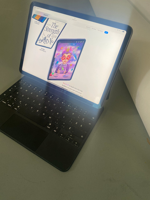 iPad Air 10,9 po Wi-Fi de 64 Go - Gris cosmique + Magic Keyboard dans iPad et tablettes  à Longueuil/Rive Sud - Image 3