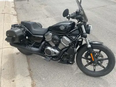 6 speed, key fob start, 3 drive modes, engine guard, hey pegs, alarm, mini foot boards, saddle bags,...