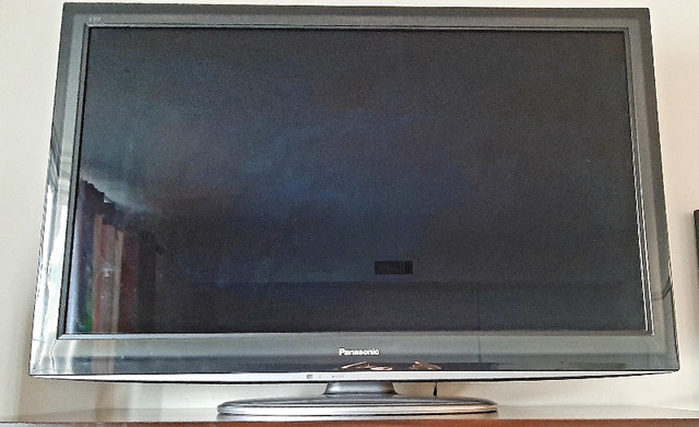 42 Inch TV  -  Remote -  Matching Stand in TVs in Thunder Bay
