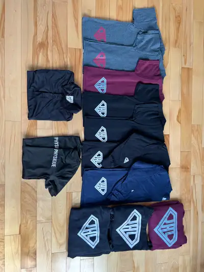 2 chandails d’éducation physique 1 polo 3 Cottons ouaté 5 t-shirts 2 manches longue mince Lots grand...