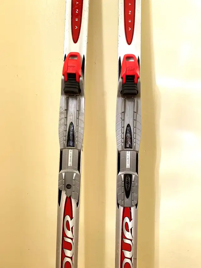Rossignol Cross Country Skis Waxless Base150 cm NNN Rossignol in Ski in City of Montréal - Image 4