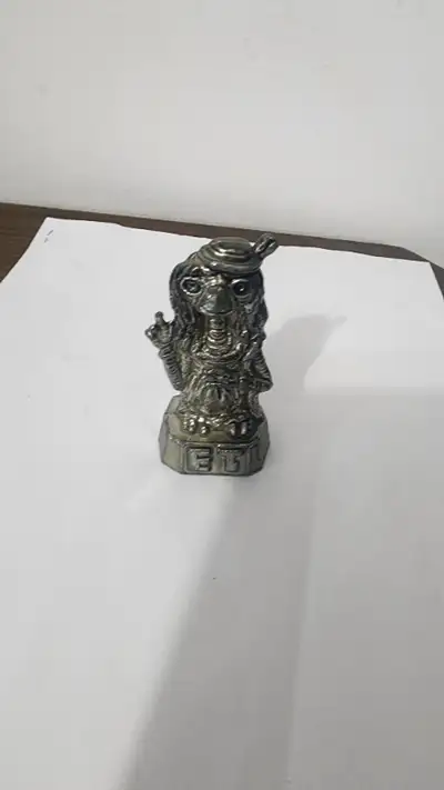E.T. the Extra-Terrestrial fans will love this vintage 1980's Metal die cast figure of the iconic ch...
