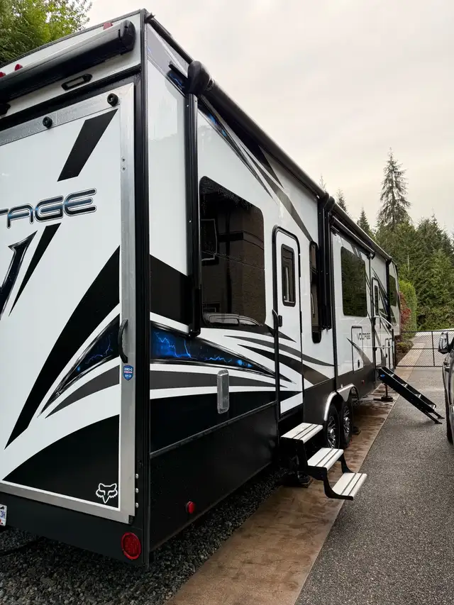 2019 Voltage 3655 Toy Hauler in RVs & Motorhomes in Burnaby/New Westminster - Image 7