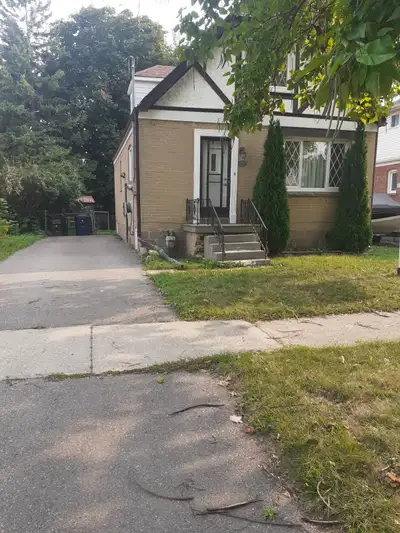 2nd Floor House 2 Bed Plus 1 Bath, At Scarborough, Rent ; $ 1600 And $200 For Utilities ( Gas, Water...