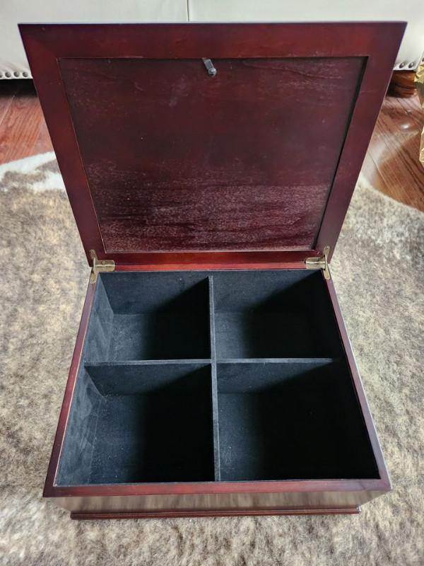Bombay Co. Wood Memory/Photo Box - Vintage Mahogany (Like New) in Home Décor & Accents in Oakville / Halton Region - Image 2