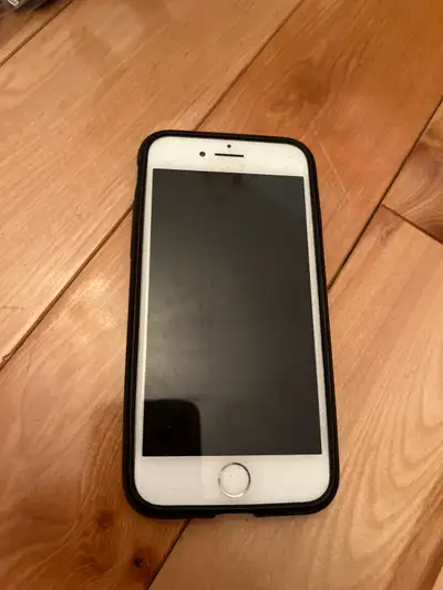 iphone 8 usagé, fonctionne très bien juste la batterie descend un peu plus rapidemenr que la normale...