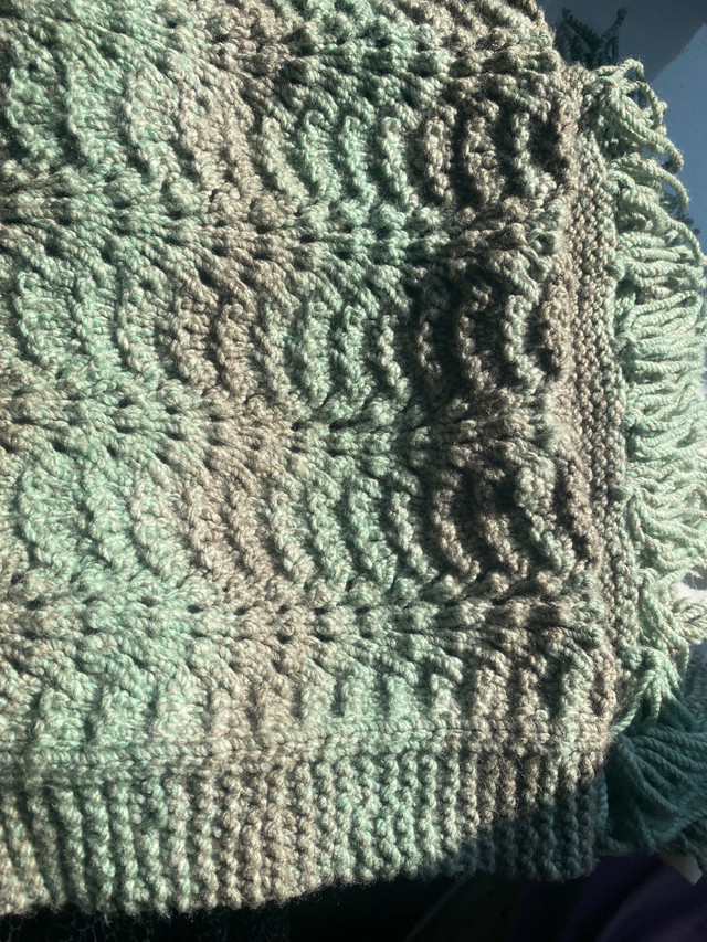 Hand knit throw blanket 6ft in Home Décor & Accents in Oakville / Halton Region - Image 3