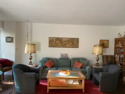 Fully furnished private room with shared bathroom (one female), in fully furnished townhouse 3 minut...