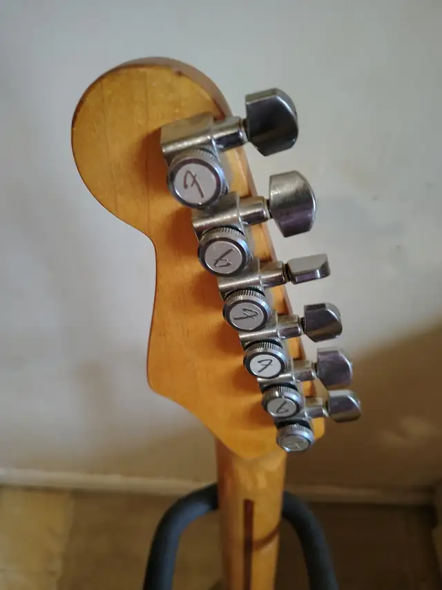 Fender Stratocaster Electric Guitar MIM Relic'd Road Worn in Guitars in Ottawa - Image 6