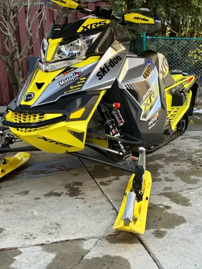 2016 mxz xrs 800 2013 maxi roule semi enclosed Package deal one stop shopping Skidoo runs extremely...