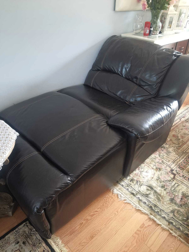 Leather sectional  in Couches & Futons in Oakville / Halton Region - Image 4