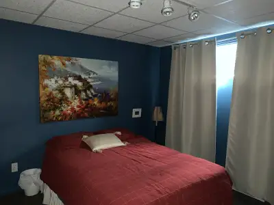 Chambre à louer – Salle de bain privée Grande chambre lumineuse à louer dans un quartier résidentiel...