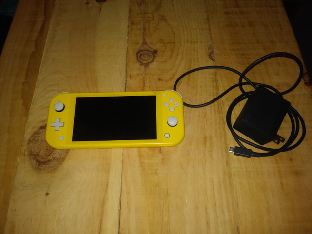 Nintendo Switch Lite (Jaune)/(Yellow) Et Chargeur/And Charger dans La Nintendo Switch  à Laurentides
