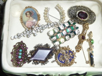 Lovely  Collection Of 10 Vintage Brooches And Dresser Box