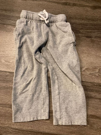 Grey children’s place sweat pants with pockets
