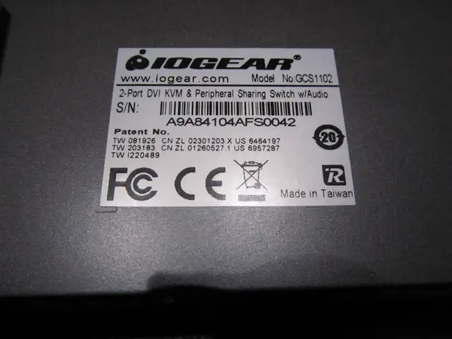 KVM switch IOGEAR GCS-1102 with cables in Cables & Connectors in Hamilton - Image 3