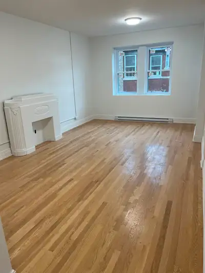 Spacious 3 1/2 on Bernard with garage in building