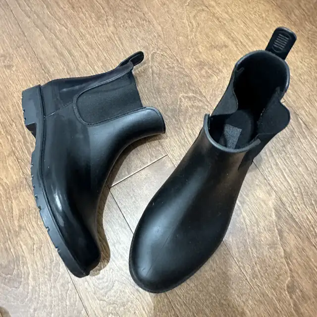 Women's Shoes| WOMEN’S RAIN BOOTS Size 7 Bottes de pluie in Women's - Shoes in City of Montréal - Image 3
