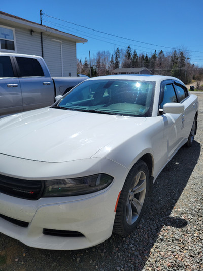 Selling 2016 dodge charger sxt