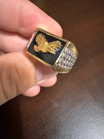 This striking BGE 925 ring features a bold eagle design, perfect for adding a touch of vintage flair...