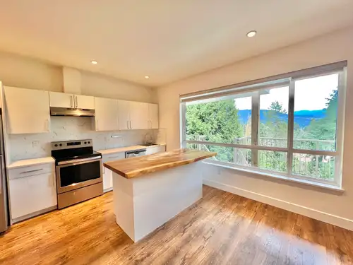 PET friendly ground suite with beautiful Mountain view 9ft ceiling in a newly built home with heat,...