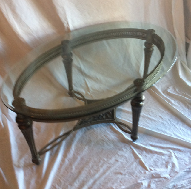 Elegant Metal and Glass coffee table in Coffee Tables in Markham / York Region - Image 4