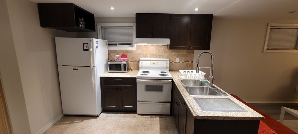 One bedroom basement apt. Very convenient location!! Mississauga 4
